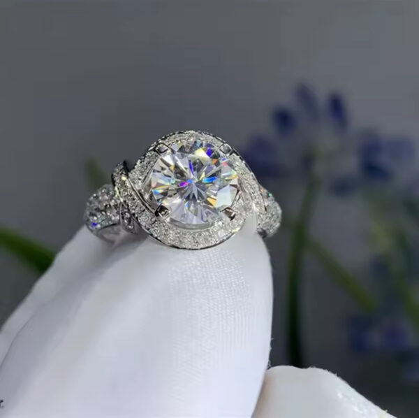 Diamond crested engagement ring - Image 3